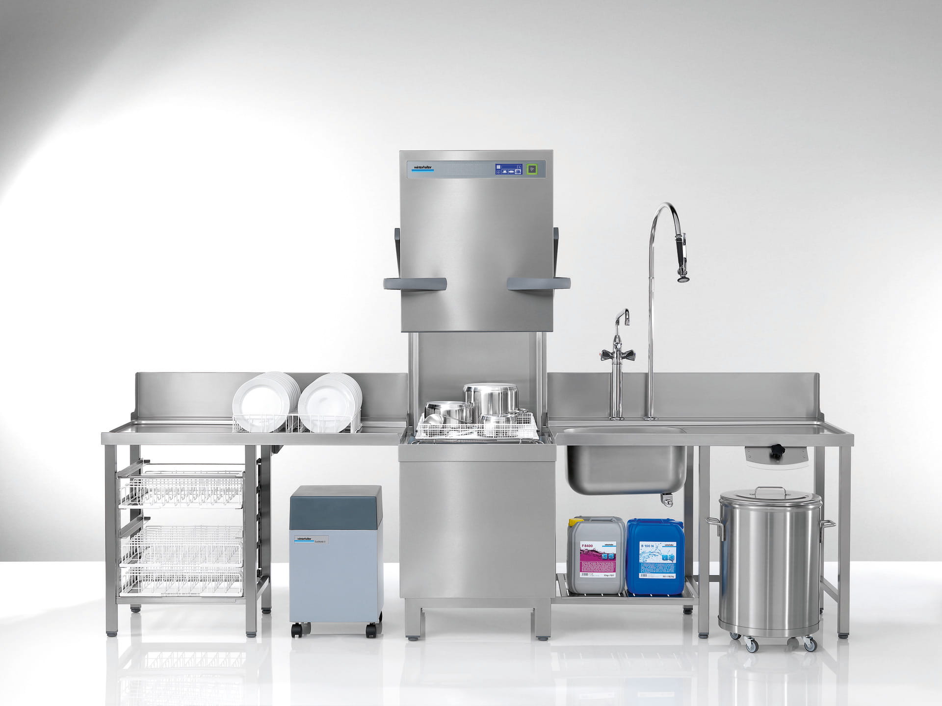 Korbdurchschubspülmaschine Winterhalter Energy+ PT-E+-L-GESCHIRR-STANDARD mit Zu- und Ablauftischen für gewerbliche Spülküchen